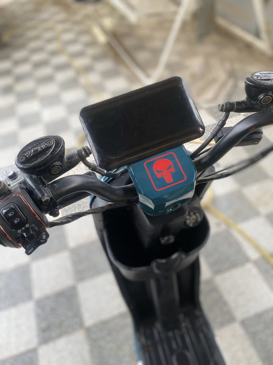 اشاره يمنة يسرة +  زنجيل جديد  و دواسات

لد عالي ناصي متحرك

4 سرعات +نظام ل R 

ملف 2000 + 5 جيو حجم كبير 60 فولت

بالشحنة، الوحدة أكثر من 30 كم

77بالعداد

شاشة بيها يطلع حته العطل
 

بریکات دهن عنبار، بالمكان بيهة تشغيل جيو عن بعد

جهاز انذار بيهة

لمكان ابوغريب ب350 وبيها مجال للطيبين

 واتساب***********
