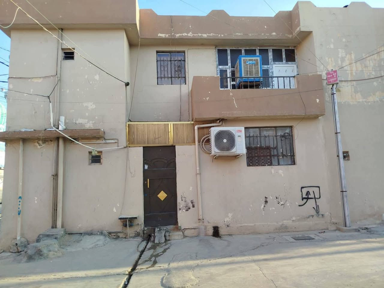 🏠 منزل للبيع في كركوك - منطقة المصلى (فرصة ممتازة للسكن أو الاستثمار) 🏠
لكل من يبحث عن موقع مميز، هادئ، وقريب من كافة الخدمات.. نعرض لكم هذا العقار المميز الواقع في منطقة المصلى، بموقع استراتيجي جداً (قريب من المدارس، السوق، وقريب جداً من جامع ملا عابد).
العقار عبارة عن مشتملين متجاورين، ويتميز كل مشتمل بأنه يتكون من (طابقين)، وتفاصيلهما كالتالي:
1️⃣ المشتمل الأول (الركن) - مساحة 171 متر مربع (طابقين)
الموقع: ركن مميز على واجهتين.
الواجهات:
واجهة داخل الفرع بعرض 25 متر.
واجهة مقابيل الجامع بعرض 7 أمتار.
البناء والتصميم: يتكون من طابقين، ويحتوي على (مطبخ، صحيات، غرفة استقبال، غرفتين نوم).
الاستثمار: المشتمل مؤجر حالياً بـ (250 ألف دينار عراقي شهرياً).
2️⃣ المشتمل الثاني - مساحة 100 متر مربع (طابقين)
البناء والتصميم: يتكون أيضاً من طابقين، ويحتوي على (مطبخ، صحيات، غرفة استقبال، غرفتين نوم).
الحالة: نظيف جداً، بناء مرتب وجاهز للسكن المباشر.
💰 خيارات الشراء والأسعار:
الخيار الأول (شراء المشتملين معاً):
المساحة الإجمالية: 271 متر مربع (المشتملين طابقين).
السعر الكلي: 180 مليون دينار عراقي (وبيه مجال للشراي الجاد).
الخيار الثاني (شراء مشتمل الـ 100 متر فقط):
إذا كنت ترغب بشراء بيت واحد فقط، البيع متاح لمشتمل الـ 100 متر (طابقين).
السعر: 110 مليون دينار عراقي (وبيه مجال للشراي الجاد).
📞 للاستفسار والتواصل:
لمعاينة العقار أو لمزيد من التفاصيل، يرجى مراسلة الصفحة مباشرة 📥 أو الاتصال على الرقم التالي:
[*********** 📱]
