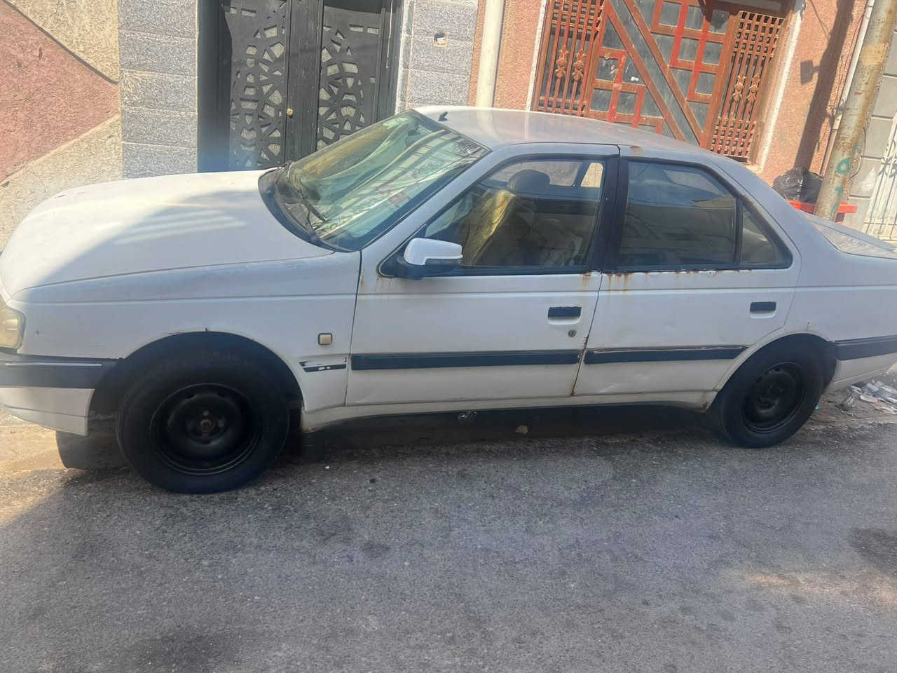 بيجو 405 موديل 2014
سنوية النهاية 2027 تنتهي بأسمي 
المسجل شاشة 
تبريد خير من الله 
بطارية جديدة ، حدادية جديدة من الطول لطول ماصالها 3 اشهر من شادها تايرات جدد سيارة من الدوام للبيت ما متعوبه سيارة حلوه مال جناي 
كاور جديد شادلها خياسات بسيطه بيها 
سعرها 37 وبيها مجال بسيط 
العنوان البصرة / رقم الهاتف *********** البصرة, العراق
