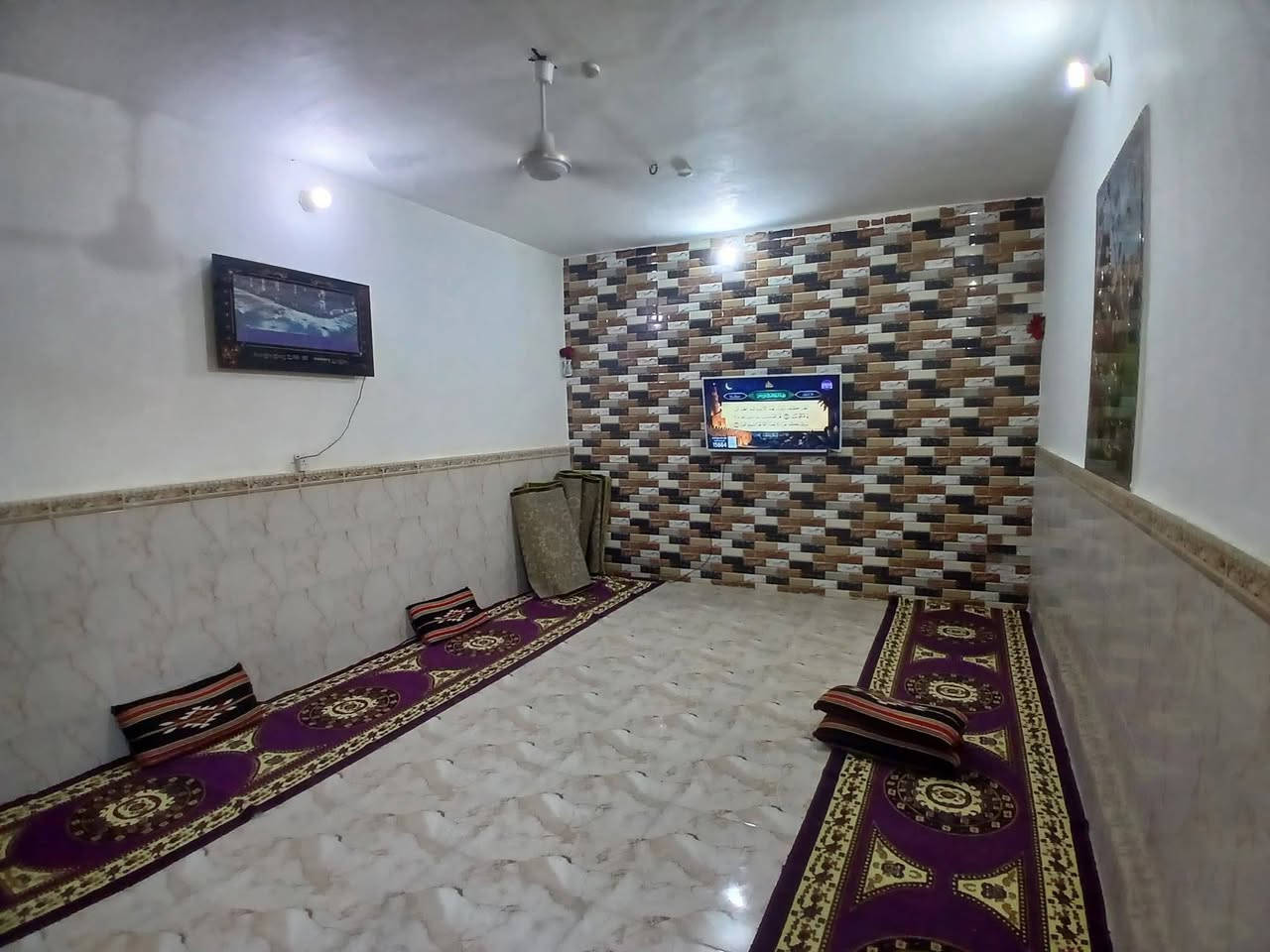 السلام عليكم بيت للبيع واسط حي الحكيم نزله الوائليه يحتوي على ست غرف نوم وصاله واستقبال وصحيات وطرمه وحديقه وكراج المساحه 200 طابو زراعي سنه 25 مرقم من قبل البلديه البناء طابوك قاطين كافه خدمات من ماء ومجاري وكهرباء  وتبليط يبعد عن لشارع 250 السعر خاص المراجعه دلاليه  سيد حيدرعنوان لمكتب نزلت شهيد نزار صاير فرعي***********
