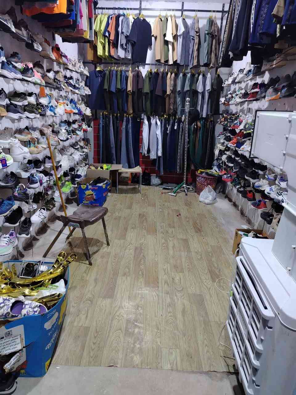 سلام عليكم تعزيلت محل لبيع 250زوج احذيه باله وجديد بسعر مناسب وعندي 100زوج اسلبر مشكل ***********
