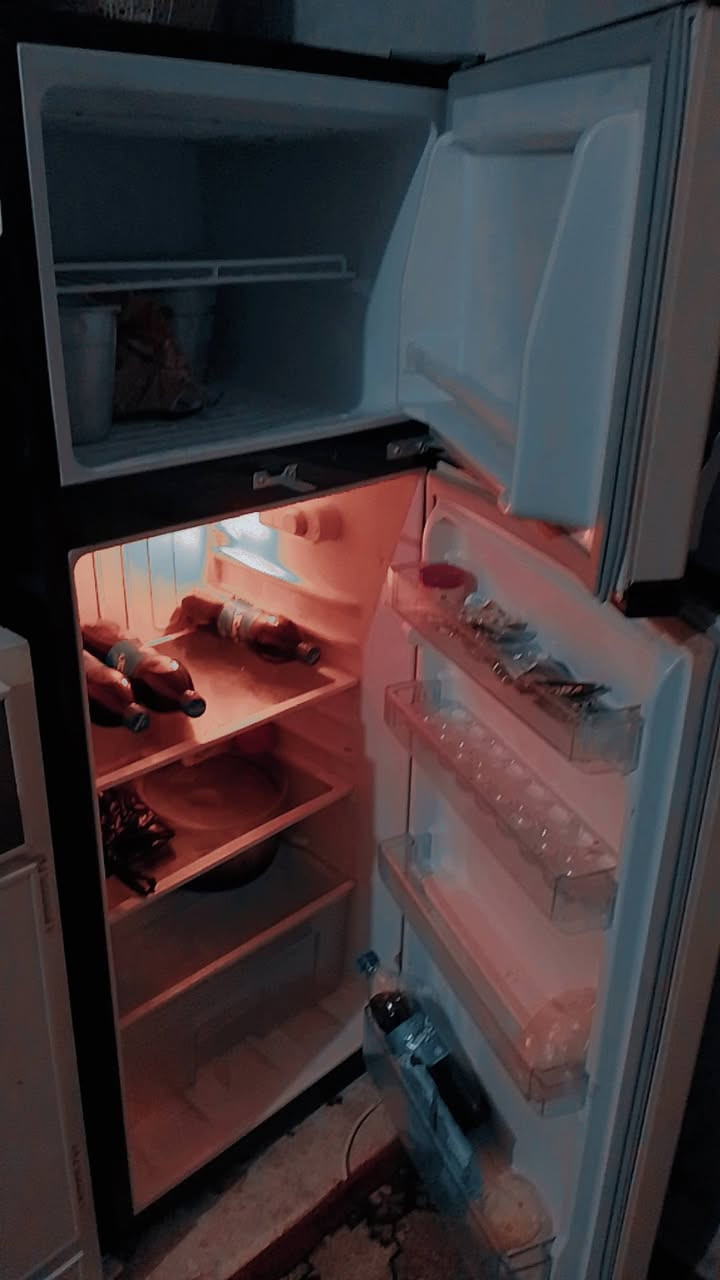 ثلاجه للبيع ب 175   بيه مجال  حله ورديه قرب سيد موسئ الاتصال ***********
