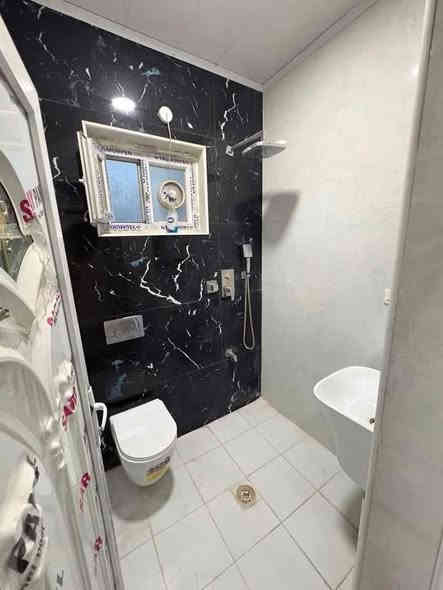 #للايجار في السيديه
🏡 **بيت زيرو – ثلاث طوابق  – مدخلين**  
🔸 نظيف جداً وجاهز للسكن

**المحتويات:**  
💠 ثلاث غرف نوم  
💠 صالة  
💠 مطبخ  
💠 خدمات عدد 2  
💠 أربع سبالت  
💠 كيزر + سخان  
💠 ماطور

💵 **الإيجار: مليون**

📍 **الموقع:** مربع الاقتصادين – قرب مستشفى الملكي

⚜️ **للاستفسار والتواصل:*
***********
