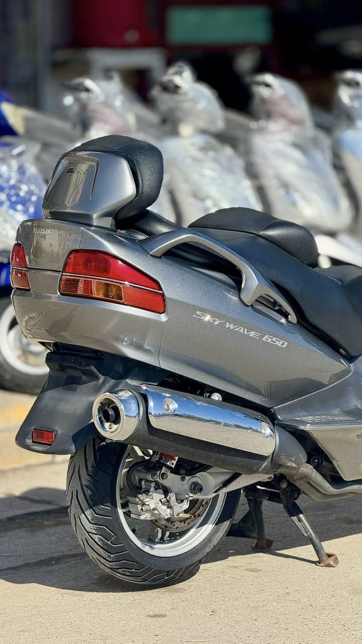 السلام عليكم سكاي ويف 650 فول موصفات  مكفوله كفاله عامه لون فيلي
جامه فراشه
سكيورتي 
GBS
ABS
جامه كهربائيه 
دفايه يدات
الدراجه مكفوله من كلشي
***********
