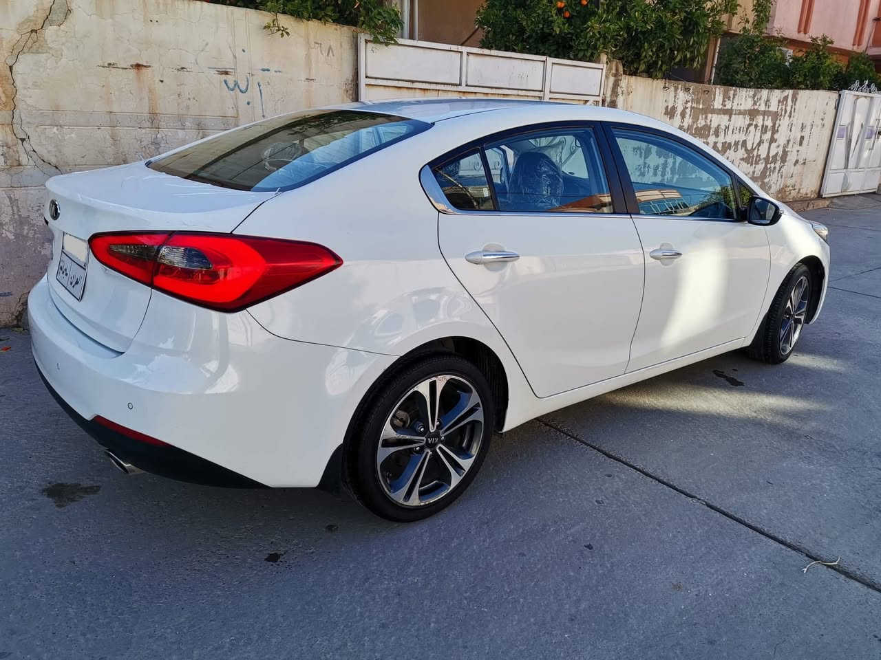 سيراتو 2014 خليجي *********** /*********** سعر127$  بدون صبغ وبدون تبديل قطع، كير ومحرك بشرط، ارباك بشرط، محرك 1600دوش، سيارة بدون نواقص جديدة مال البيت ماشيه١٤٤ كم حقيقي. مواصفات ويل كروم، لايت ليد امامي وخلفي، يدة نيكل، كشن لونين رصاصي واسود، حساس خلفي وامامي.شفتات استيرن، مرايه جانبية شفط، بلاجكتور، بريك دسكات Abs، تحكمات استيرن كامل جهتين، قطعتين تبريد. سيارة جاهزة بدلت فيت بمب وبلاك وتايرات وباتري.ارضية مغلفة، باسمي تحويل وغرامه بشرط مكان كركوك.
