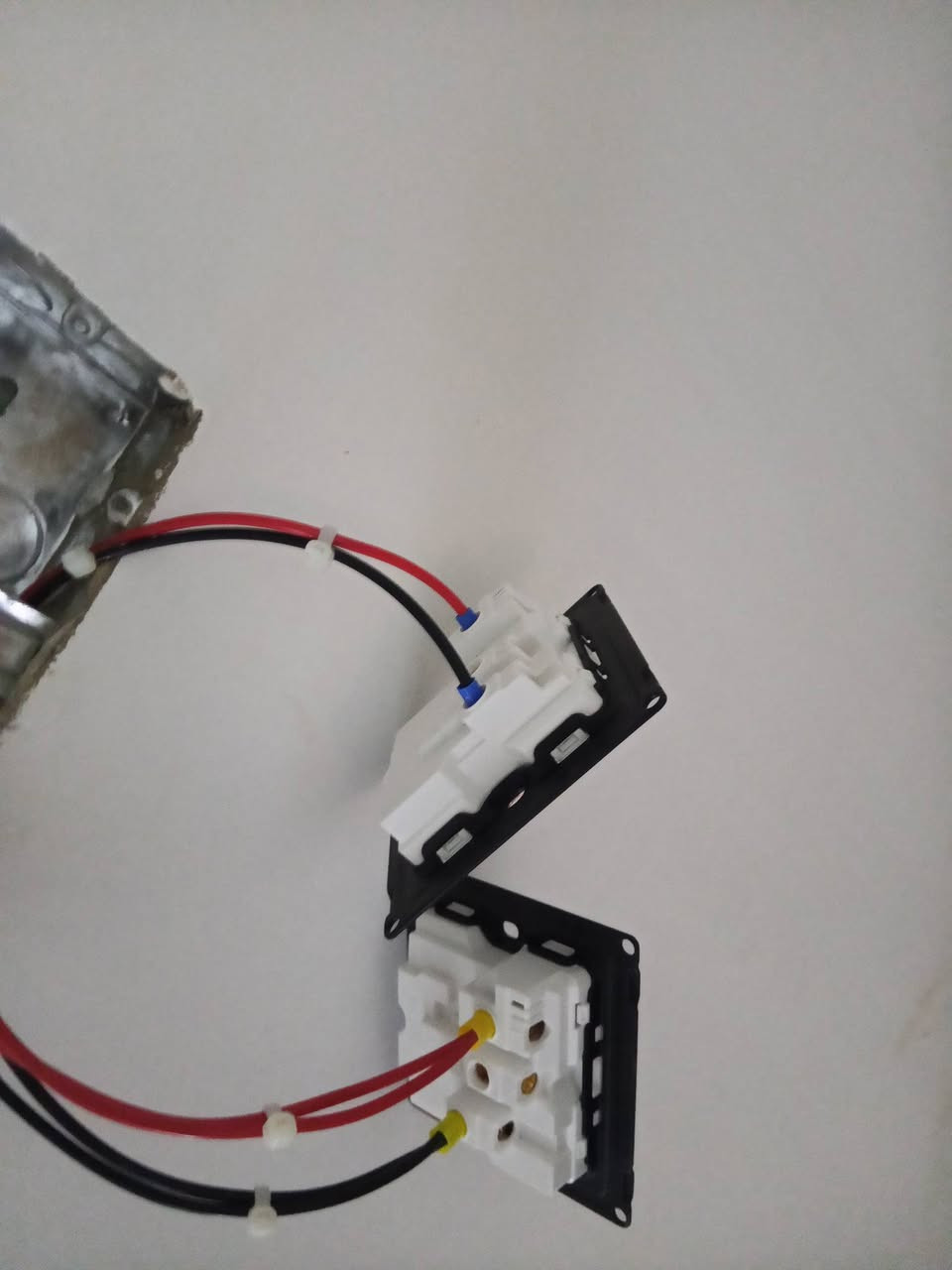 كادر الباز لتأسيسات الكهربائية ⚡.
تأسيس بوري + سيمنز + مساطر حسب طلبك شغل درجة اولى استلام مهندس باسعار مناسبه جدا   1. التزام بالموعد 
2. استلام مهندس 
3. تسليم البيت في الوقت المحدد
4. عمل درجه اولى 100% 

نعمل في داخل البصرة 

للاستفسار / ***********
