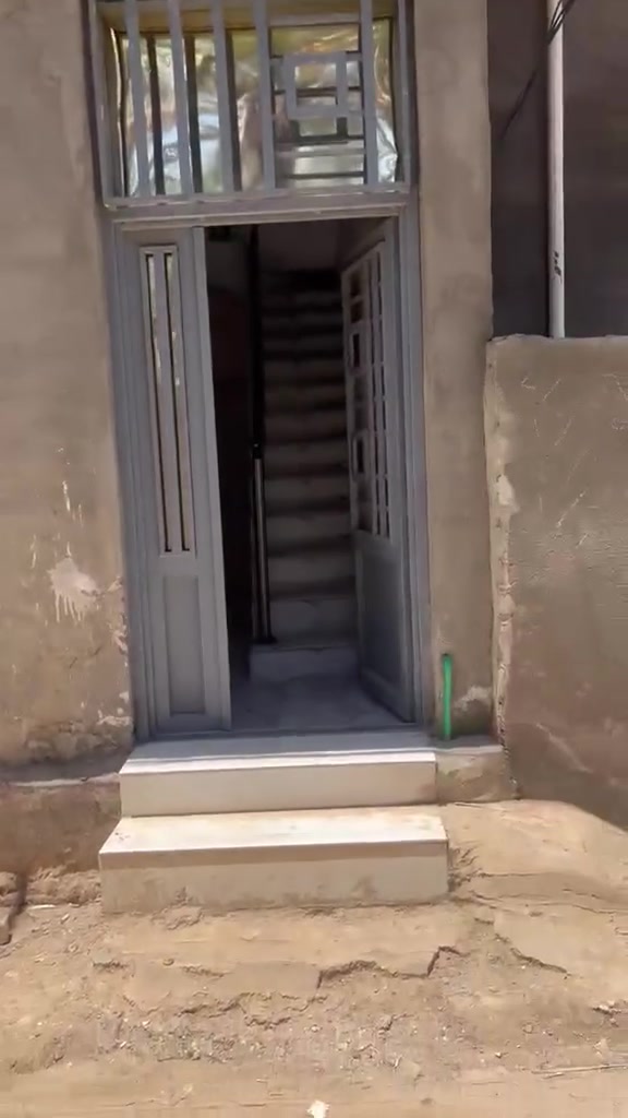 يوجد بيت اجار المساحه 50م  يبعد عن الحولي 70 م بيت نضيف حلو عنوانه الحولي شارع 100 شارع الضغط شارع البيت 50 م اجاره 250 الف  الاستفسار ***********
