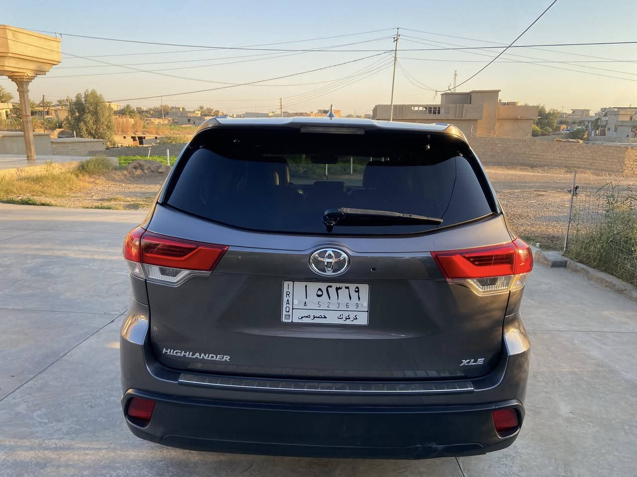 🔥 للبيع: تويوتا هاي لاندر XLE فول مواصفات - وارد أمريكي مميز 🔥
الموديل والمواصفات:
• المركبة: تويوتا هاي لاندر (Toyota Highlander)
• الفئة: XLE - فل كامل.
• المنشأ: وارد أمريكي.
• المحرك: 6 سلندر (6V) اقتصادي وقوي.
• المسافة المقطوعة: 45,000 كيلومتر فقط (قليلة جداً).
• اللون: نفطي مميز (Deep Teal / Midnight Blue).
المميزات والتقنيات (فخامة XLE):
• نظام التشغيل: بصمة ذكية مع ترحيب ذكي.
• المقاعد: كشنات جلد (عادةً) مع تحكم كهربائي كامل في المقاعد الأمامية.
• راحة السائق: تدفئة للمقاعد الأمامية.
• القيادة الذكية:
• نقطة عمياء (Blind Spot Monitoring).
• نظام مانع التصادم.
• نظام قيادة ذاتية (مساعد البقاء في المسار).
• مثبت سرعة ذكي (Adaptive Cruise Control).
• المظهر الخارجي: ويل كروم قياس 18 إنش، فتحة سقف.
• المقصورة: تحكم كامل من المقود (سترين)، شاشة وسطية كبيرة الحجم، شاشة لعرض الأعطال والمعلومات.
• إطارات: الإطار الاحتياطي (سبير) لم ينزل مطلقاً.
• الترخيص: رقم كركوك.
ملاحظة الضرر:
• السيارة بصبغ بسيط فقط في الجاملغ الأمامي الأيمن. الضرر خفيف ومصلح بجودة عالية.
لل ستفسار ***********
السعر270وبيه مجال
