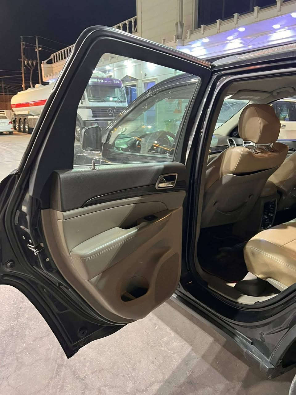 سلام عليكم
جيب لاريدو ٢٠١١ 
لون اسود 
رقم بغداد باسمي 
مشروع وطني مداور ثاني يوم 
السياره بيها قطع صبغ ابيع صبغ حزام 
كير ومكينه كفاله 
تبريد فول 
حداديه خير من الله 
تخم تاير
السعر(((130)))
منضومه زنون  مكان السياره ميسان العماره  الاستفسار ***********
