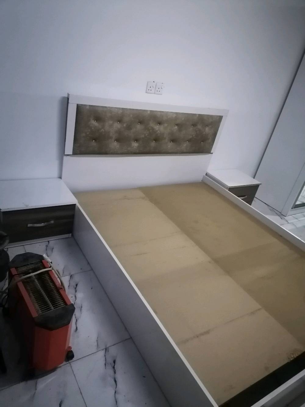 غرفة تركي ٥قطع حيل نظيفة ب٣٥٠الف مع التركيب مكاني حي البكر فرع نادي نينوى الرياضي داخل الفرع