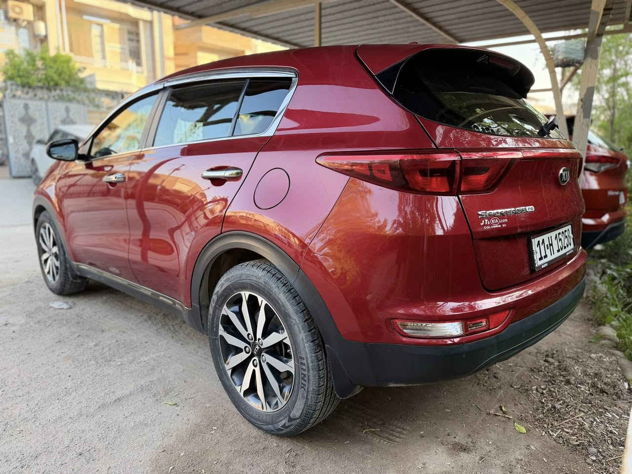 كيا سبورتج 2017 وارد امريكي 
محرك 2400 GDI 
حادثها مثل ما موضح بالصور بابين عكس السايق مصلح ومصبوغ نفسة - وبارد بالصندوك -البجم كبس 
بيها رصعة بالقمارة مثل ما موضح بالصور 
ماشية 92.300 ميل 
مواصفات عادية شاشة صغيرة وكامرة 
السياره ع ايدي صارلها 6 سنوات نظيفة افولها كله محسن ودهن درجة اولى مناقصها شي 
السعر 145 ورقة وبيها مجال 
مكاني بغداد اليرموك للاستفسار 
***********
