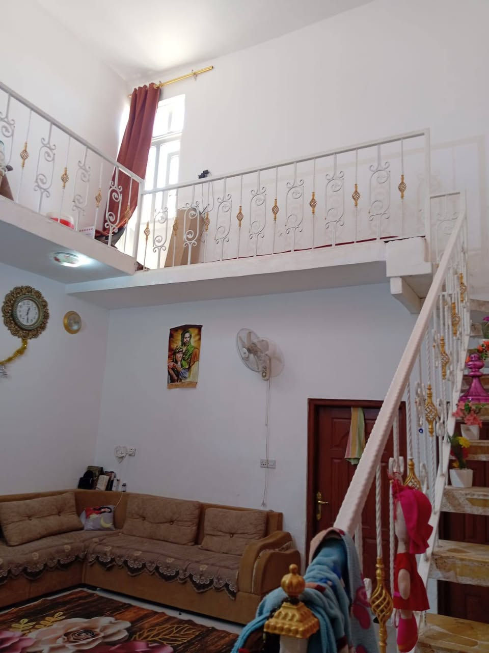 🏡 للبيع بيت في الزراعي

📐 المساحة: 160 متر مربع
🏠 طابقين

🔹 الأساس: كونكريت مسلح
🔹 البناء: طابوق وثرمستون (قسم منه بلوك)
🔹 السقف: عكادة

✅ الطابق الأرضي:

- غرفتان
- استقبال كبير بطول 8 أمتار
- مطبخ حار وبارد
- تخاريج كاملة

✅ الطابق الثاني:

- غرفة
- صالة
- مطبخ
- تخاريج كاملة

📋 ملاحظة: البيت مسجل في البلدية.

💰 السعر: 78 مليون دينار عراقي قابل للتفاوض.

📞 للاستفسار ومراجعة المكتب أو الاتصال على الأرقام:
***********
***********
