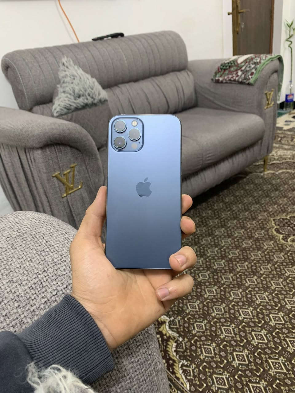 سلام عليكم للبيع ايفون 12 برو ماكس الجهاز وتر مكفول اي قطعه ممبدل بي بطاريه 95 لامبدله ولا مرفوعه تروح تفحصه ب اي مكان يعجبك شاشه بلاديه مكاني بغداد يعجبك اتصل ع رقمي ***********
