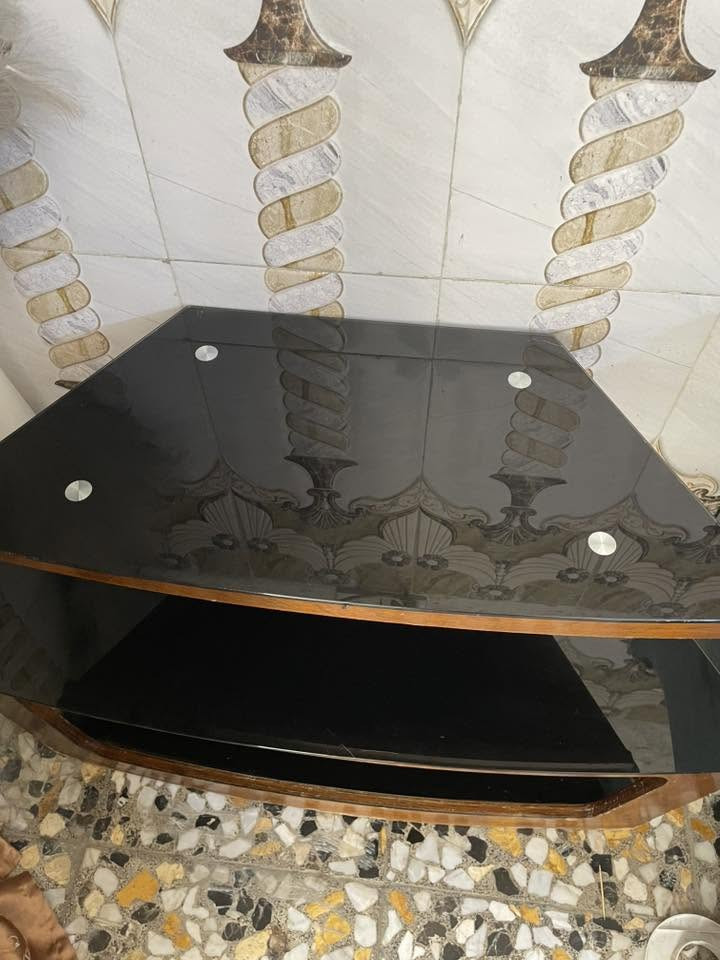 ميز يتكبر وميز ثاني منضدي ثنينهن ب١٠٠ رقمي ***********
