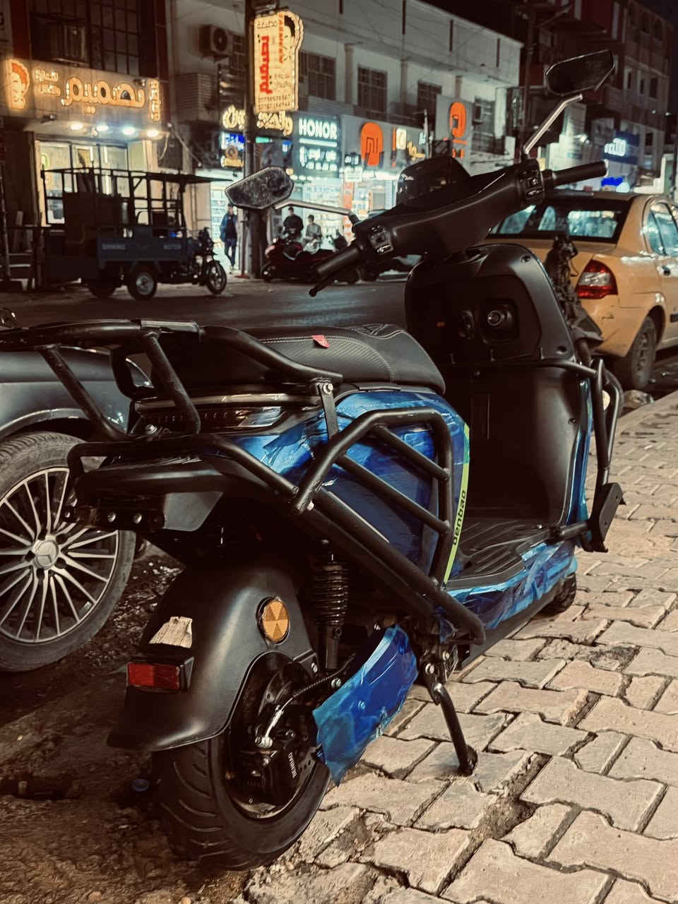 1- 6 بطاريات كرافين
2- المدى 60km 

3- السرعه 85 

4- مدرعه بدرع بالكامل 

5- الصندوق مساحته جبيره واسعه 

6- ديسكات خلفي وامامي وبريكات دهن 

7- الاطارا حجم 12 

8- تشتغل نضام السويج والسمارت كارت 

9- التاير الخلفي ينقفل مباشرتاً من تشلع السويج يعني متحتاج زنجيل 

10- بيها نضام الباركينك 

11- مثبت سرعه 

12- نضام مانع سرقه 

13- نضام ABS 

14- الدبلات هايدروليك تتحمل وزن 250kg 

15- ملفها 1800W نحاس 100‎%‎ 

16- الدراجه ضد المي بالكامل 

الدراجه امانة الله جديدة مامستعمله كلش قليل حتى نايلون المعرض بعده بيها والدراجه ماشاء الله على الي ياخذها السعر 850 وبيها مجال للشراي 

مكاني بغداد متواجد من الضهر وفوك 

*********** للاستفسار
