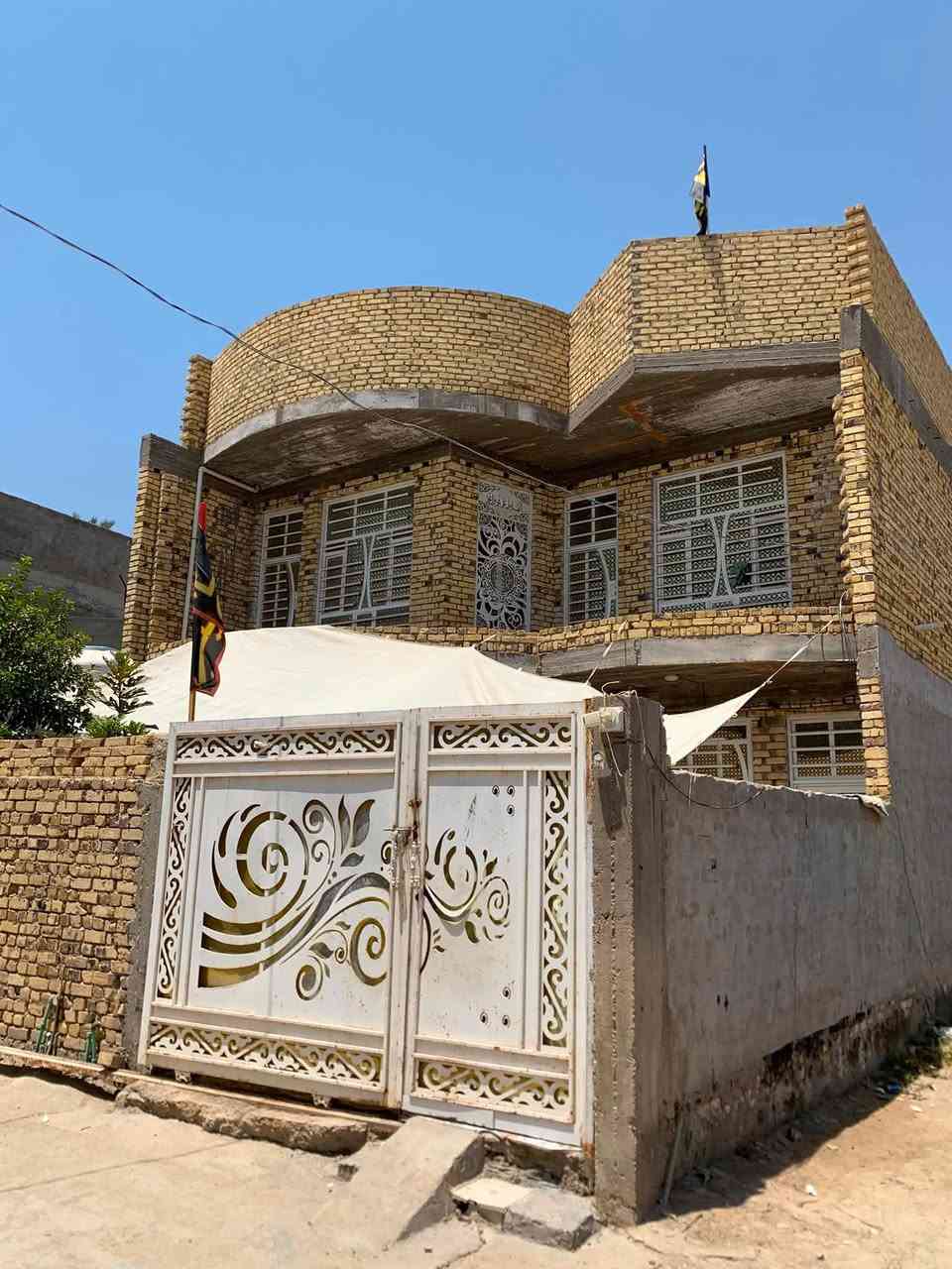 السلام عليكم دار للبيع طابقين موقع مميز طابو زراعي سند 25 المساحة 250م بناء حديث موقع البيت عله ربيانه  
في الفرع مقابل وعد الكصاب 
خدمات ماء كهرباء كاملة شارع صب يحتوي الطابق الاول علة استقبال كبير وصالة كبيرة ومطبخ وغرفتين والطابق الثاني غرفتين وصالة قيد الانشاء صحيات داخليه وخارجية السقف للطابقين كونكريت مسلح 
المكان بابل المدحتية الحمزه الغربي 
السعر 150 وقابل للتفاوض استفسار اكثر ***********
