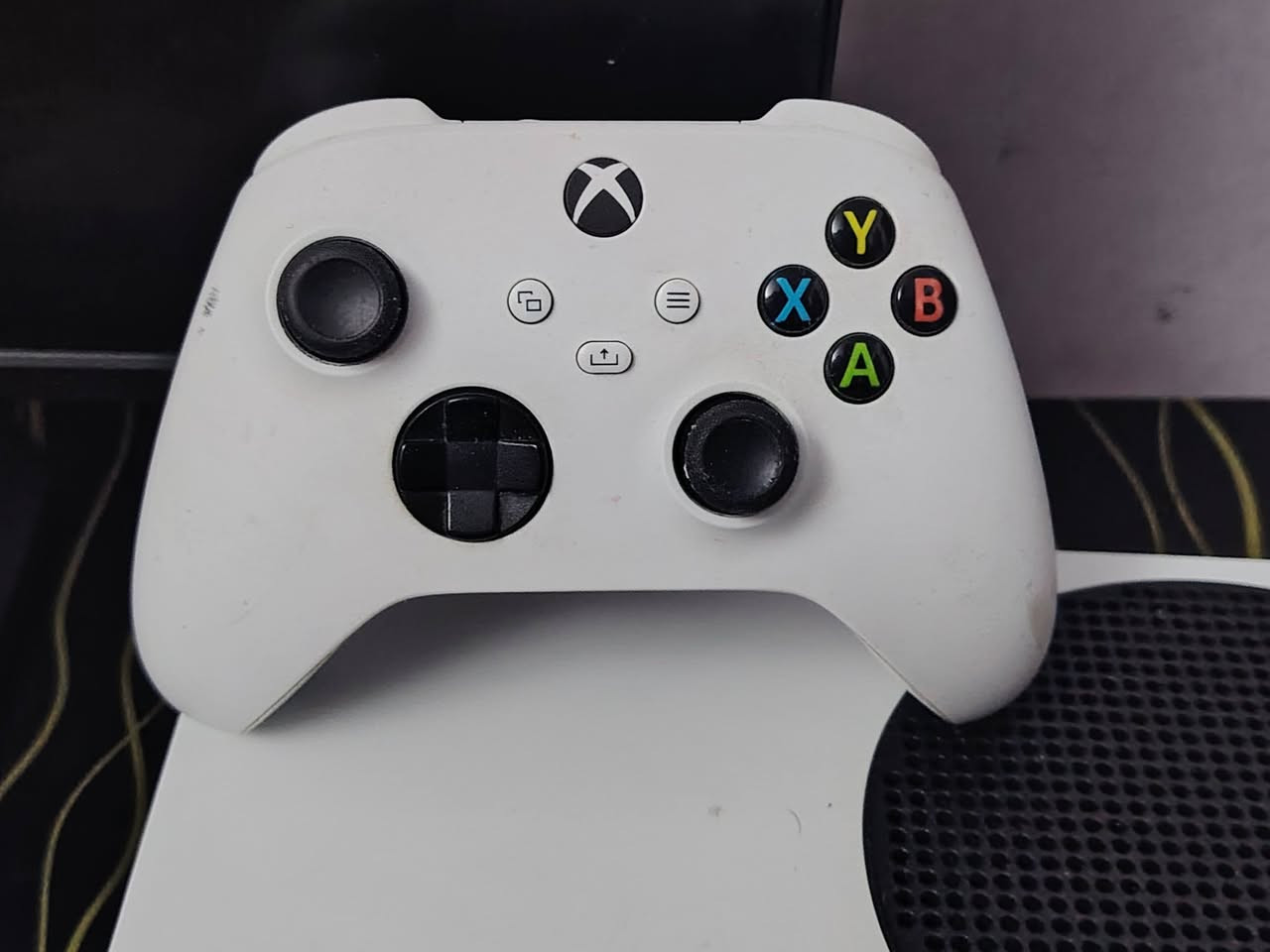 السلام عليكم جهاز أكس بوكس سيريس أس للبيع
الجهاز: Xbox serious S 
الذاكرة:  512 كيكا بايت
شاشة:  MIS PRO MP251L E2FHD 120Hz 1Ms
يوبي أس:  UBS 850VA 
مع بكج:  سماعة محيطية + ماوس + كيبورد
التحكم:  جوستك واحد اصلي الخاص بالجهاز
العاب الحساب: fc26-cod6
السعر: 500
*********** واتساب
