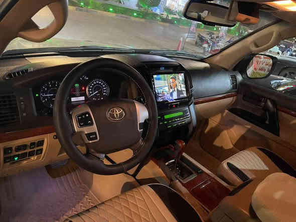 بسم  الله الرحمن الرحيم لاندكروز للبيع موديل 2012 محرك 8 سلندر GXR وليس VXR جلد كشن كهرباء فتحة شاشة تدعم ابل كار بلي وجي بي اس  كامرة تحكم مثبت سرعة تبريد ثلا ث قطع ثلاجة بصمة تحكم استيرن فور ويل مري شفط وخزن حساسات زراك لايت وليت متحرك تخم تاير وباتري جديد وحدادية ودسكات وفلنجات دخلته للشركة  فيت بم وعبوة صيانة كاملة وبلكات ونوزلا كلة جديد شركة شرط ترايك وين مايعجبك اذا مو اخت الزيروا مو قبول السيارة مكفولة لكن صار فيها صبغ طك عندي تاير وصار بالهلال مال الباب الخلفي مع الداير غير هذا ماكو ومأشر بالصور .***********
