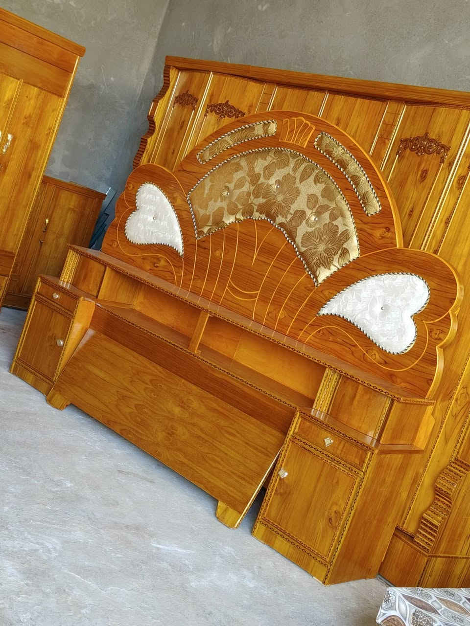 غرف نوم 6 باب طابق وربع شغل درجه اولا جديد غير مستخدم السعر 850 واتساب أو اتصال *********** مكاني بابل حله أبو غرق قرب السيطره يوجد توصيل وشد بكروه
