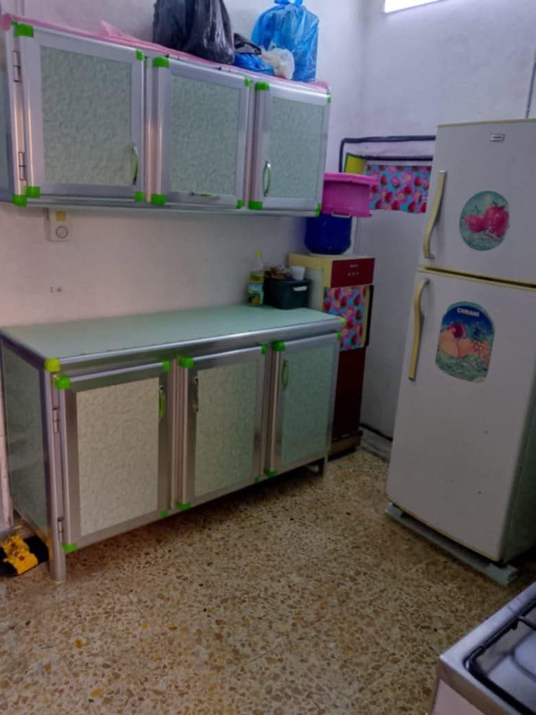 السلام عليكم للبيع بيت المساحه 100متر 
خلف ملعب النجف اعكاده 
يحتوي على صالة وغرفه 
وستقبال وصحيات خارجيه 
وحمام داخلي امستوه الشارع 
السعر 75وبي مجال ***********

