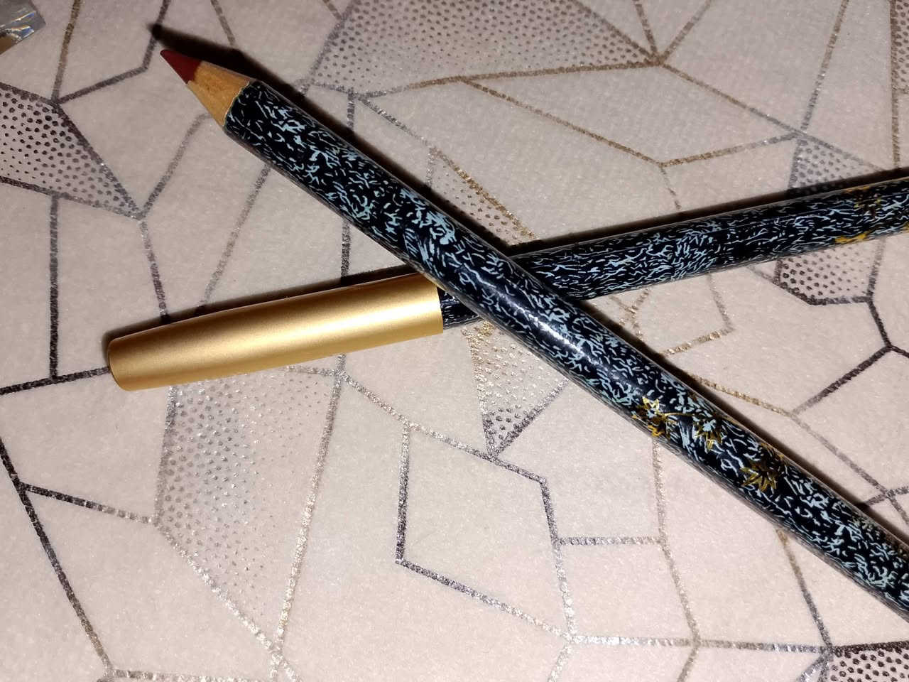 السلام عليكم مجموعه مكياج بسعار مناسبه ماركه كوريه يوجد خدمه توصيل داخل المسيب ***********
