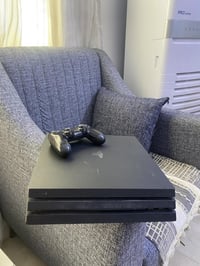 بلي 4 برو كامل الملحقات ذاكرة 1 تيرا جهاز نظيف مع الجويستك الاصلي و قر...