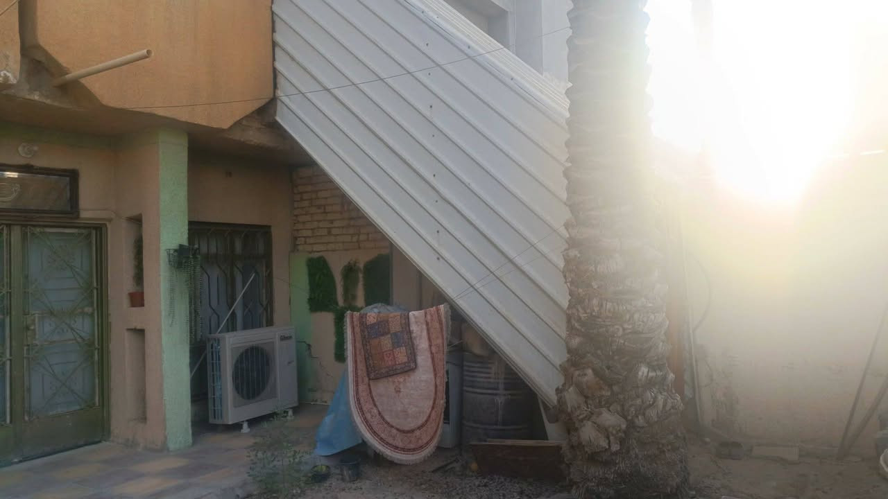 السلام عليكم بيت مساحه 150م كما موضح بصوره يتكون
الطابق الاول مطبخ أو صاله وغرفه نوم أو مجموعه صحيات داخليه والمنور ورى البيت هم بي صحيات
الطابق الثاني معزول كذلك صاله وغرفه نوم أو مطبخ أو صحيات ودرج خارجي وباب 
للاستفسار الاتصال  *********** علي
*********** اياد
