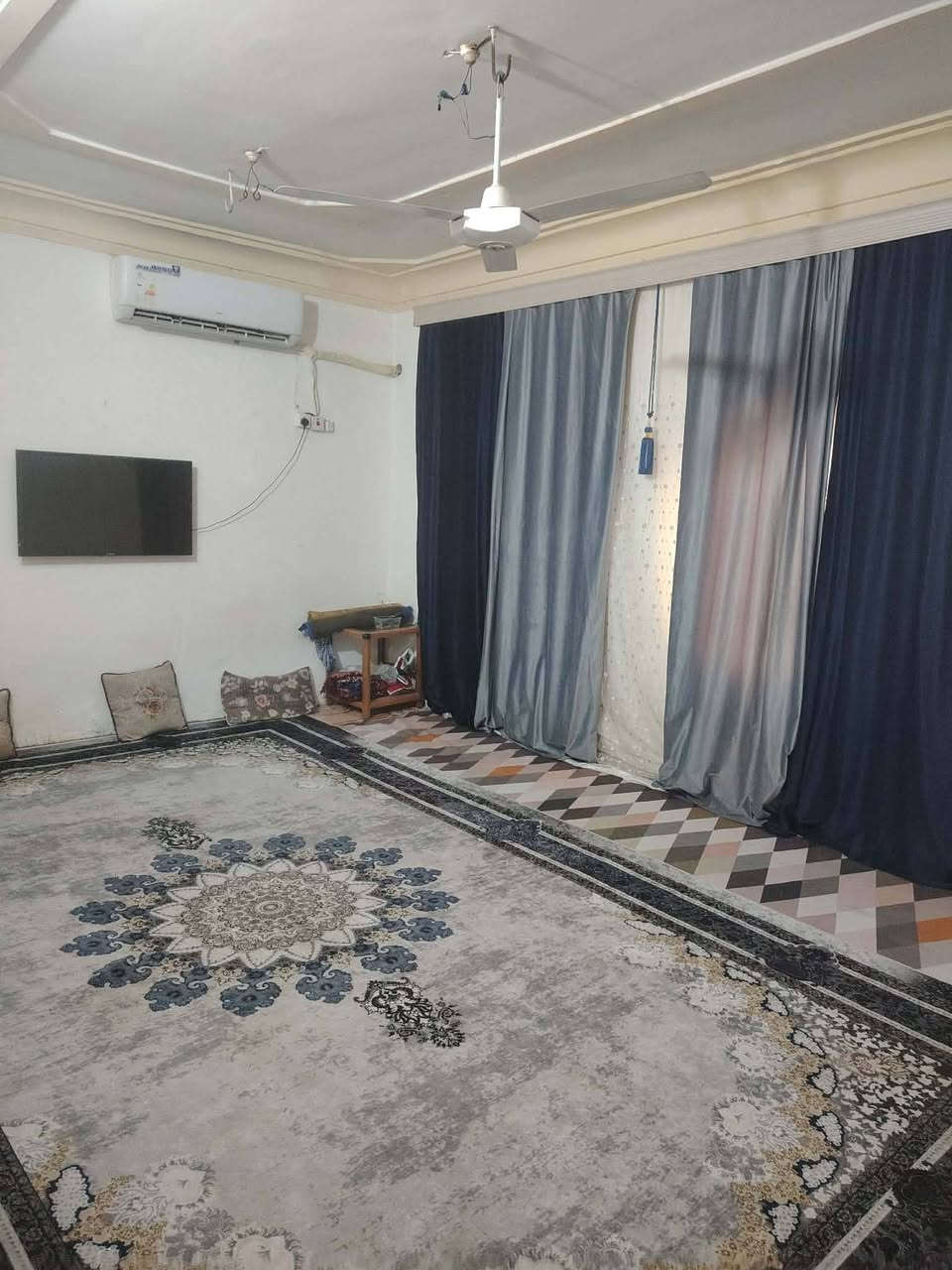 بيت بحي موسى الكاظم قريب عل الكليه المفتوحه يتكون من غرفتين وصاله ومطبخ وبراني ومجمع صحيات مساحته 200 بناء طابوق والسكف كونكريت مسلح الصطح اشتايكر رقم *********** طابو صرف

