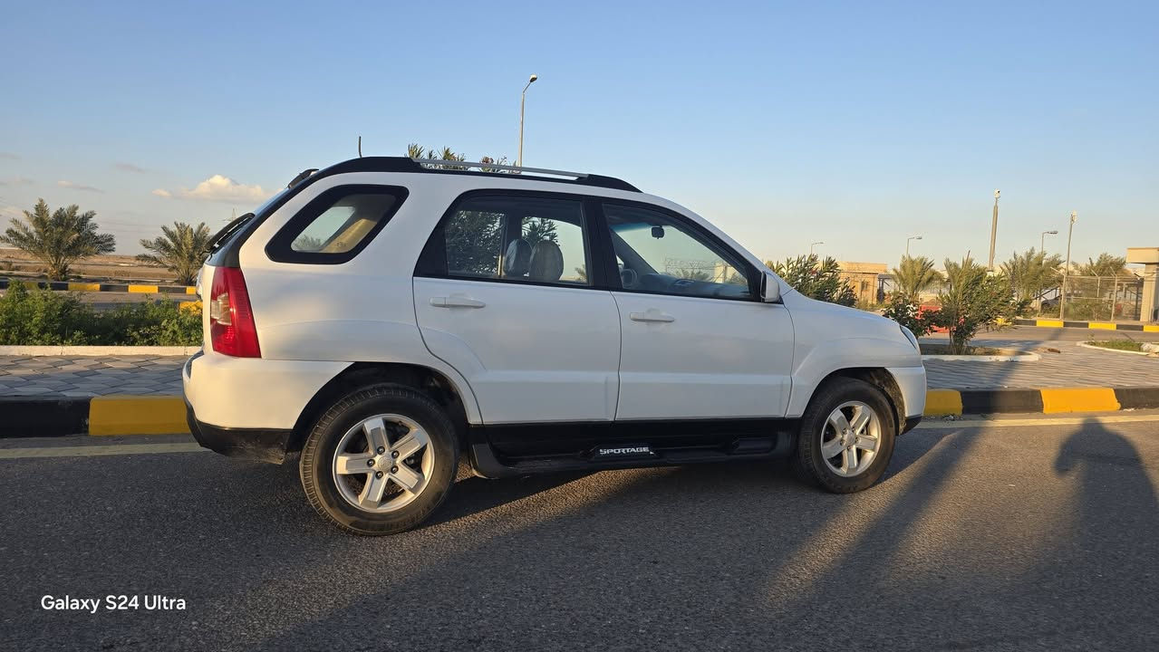 السلام عليكم 
كيا سبورتج موديل 2010 خليجي كفالة مكينة 2000 رقم بصرة وكذلك راعيها مكانه بصرة مكان السيارة البصرة / قضاء المدينه السونار موجود بالصور السعر 135 . 
رقم الموبايل : ***********
