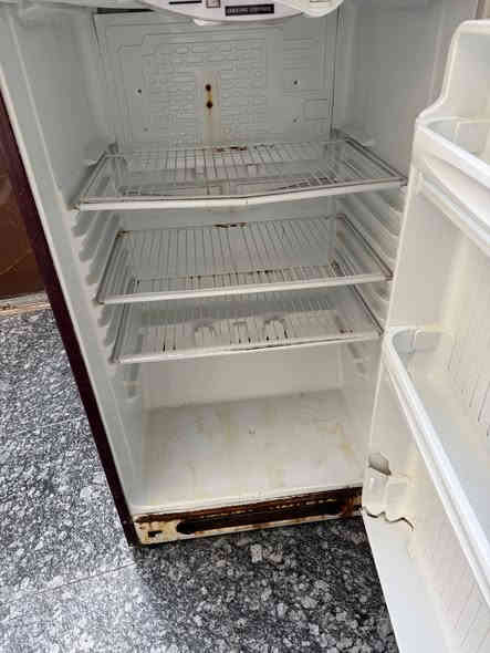 السلام عليكم ثلاجه نظيفه للبيع شرط التبريد السعر 250 مكاني ناصريه مركز ***********
