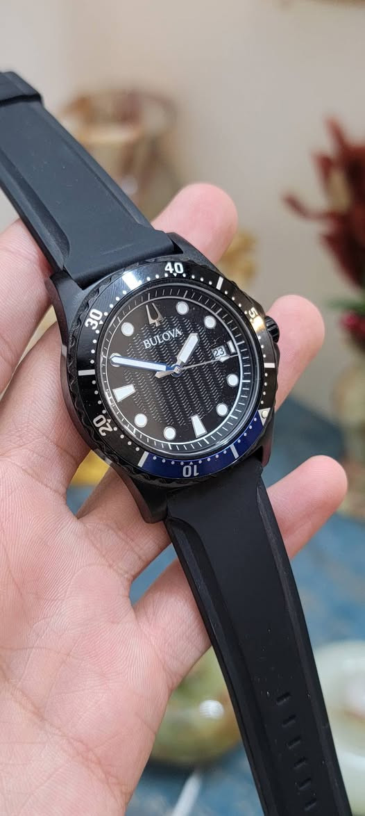 بولوفا كوارتز 
قطر ٤٢ مم 
سير وقفل بلادي 
مكينة ياباني و طوق دوار 
أميال و أرقام لامنوز 

السعر ٦٥ ألف دينار 

*********** 
يوجد توصيل لجميع محافظات العراق الحبيب
