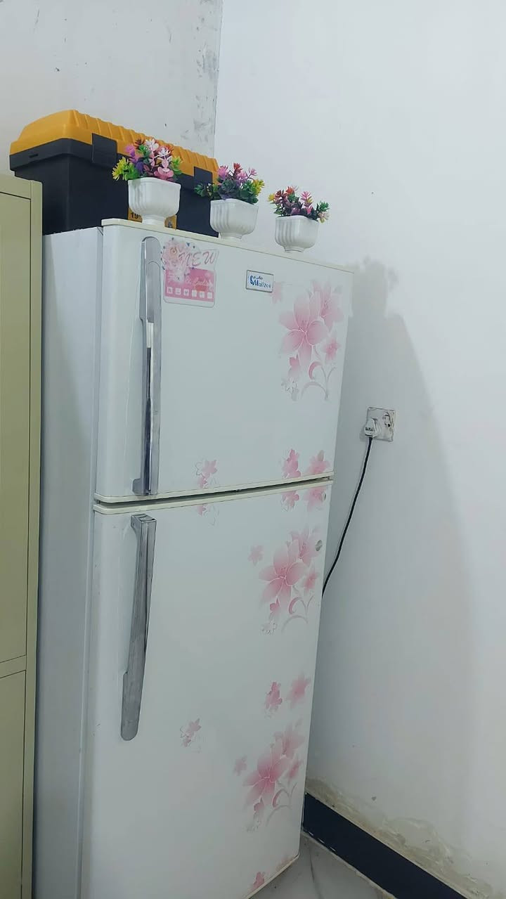 سلام عليكم ثلاجه للبيع نضيفه كلش كل عطل مابيه نوعيته ماليزي للتواصل والاستفسار ابو ***********
