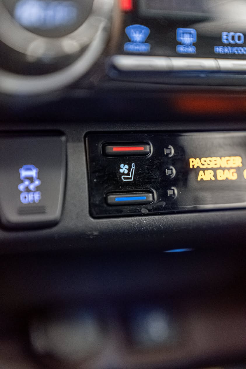 اعلي فئة مواصفات ١/١ 🔥
قبل كل شي سعر السيارة (238$) ورقة فقط و بي مجال

Toyota rav4 2020
تويوتا رافور ٢٠٢٠

مواصفات Limited (مقاعد تدفئة و تبريد-خمس كامرات-مقاعد خلفية تدفئة-فتحة سقف-تدفئة المقود-المراية كامرة-صندوق كهربائي-فورويل 4x4) 

مكينة ٤سلندر حجم ٢.٥لتر تنفس طبيعي
ماشية 90,000 ميل و بحالة جداً ممتازة 

ضرر السيارة باب تبديل و باب صبغ بدون دواخل و ايرباك
السيارة رقم و سنوية جديد رقم دهوك الدولي شرط التحويل

مكان السيارة دهوك معارض السيارات
رجاء التفاصيل كلها مكتوبة

للتواصل كورك - واتس اب 
☎️(***********)☎️
