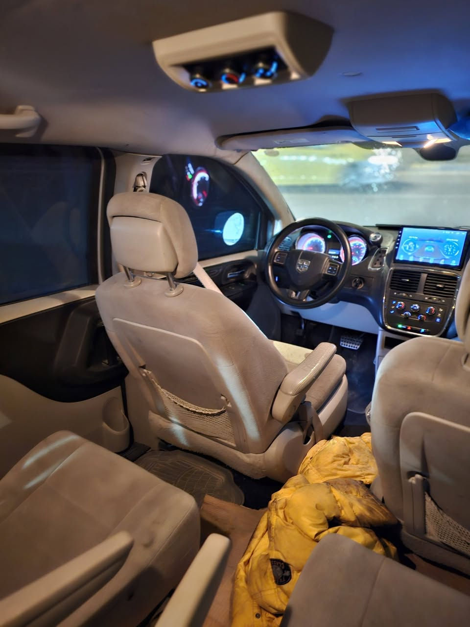 سلام عليكم 
للبيع دوج كرفان vip أدوات متؤمه 
موديل 2016 
3قطع تبريد 
كشنات سياحي vip
 داخل خليجي بيجي  
محرك وكير وحداديه وتبريد  كله جاهز وجديد كلش
 ولا كلوب مشتغل بالعينه
السياره جديده 
كص قماره
سياره جاهزه 
 ب54 وبيه مجال بسيط  
مكان الكوفه 
 أرقام وسنويه وكاله وهزه كامله 
***********
