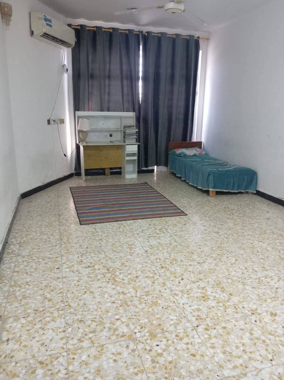 السلام عليكم 

بيت مساحته 200 متر مربع 

بغداد العبيدي شارع التربية نهايته 

طابو / صرف 

مبني على شكل بيتين 2

البيت الاول واجهته 4 أمتار
البيت الثاني واجهته 7 أمتار 

البيت جديد بناء 2021 كامل مكمل من كل شي ما عدا الواجهة 

البيت الاول طابقين يحتوي على استقبال وصالة وغرفة نوم ومنور وحمام والطابق الثاني يحتوي على غرفتين 2 نوم وحمام

البيت الثاني طابقين ونص يحتوي على غرفة نوم و مطبخ بارد وصالة ومطبخ حار واستقبال والطابق الثاني يحتوي على ثلاث غرف نوم 3 وحمام وصالة وغرفة نوم في الطابق الثالث 

التواصل على هذا الارقام التالية
***********
***********
