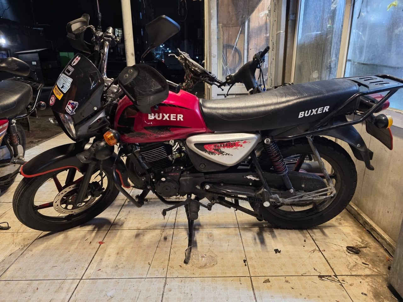 سلام عليكم
دراجة نوع بوكسر صيني عليه محرك دايوان ماشي 8 الف لون احمر تحويل ثاني يوم السعر مليون 700 وبيها مجال  مكان الدراجة إربيل هفلان *********** واتساب
