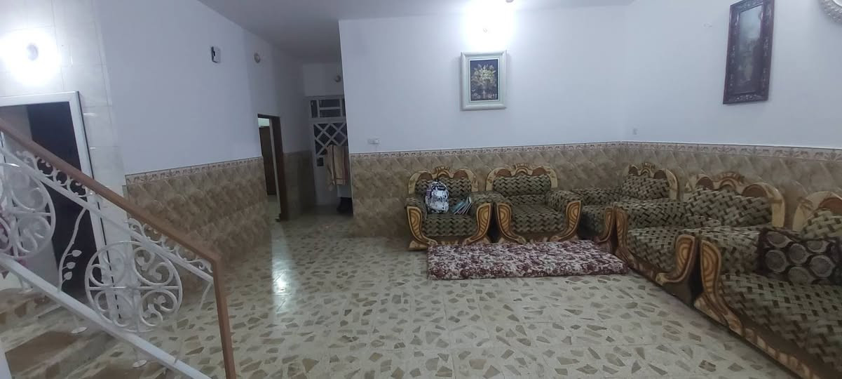 بيت للبيع ٢٠٠ متر حي السلام سايدين مجمع العين يحتوي على ثلاث غرف صاله استقبال صحيات داخليه وخارجيه وبالاضافه الى شقه معزوله طابق ثاني السعر ٤١٠ مليون ***********
