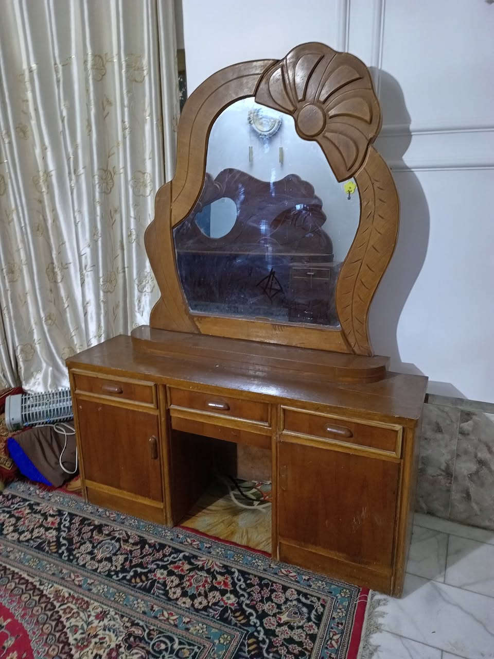 عندي جرباية وميز مراية صاج داخل وخارج ثقيل شغل درجة اولى سعرهن ١٧٥ الف مكاني بسماية للاستفسار الاتصال على الرقم ***********
 @
