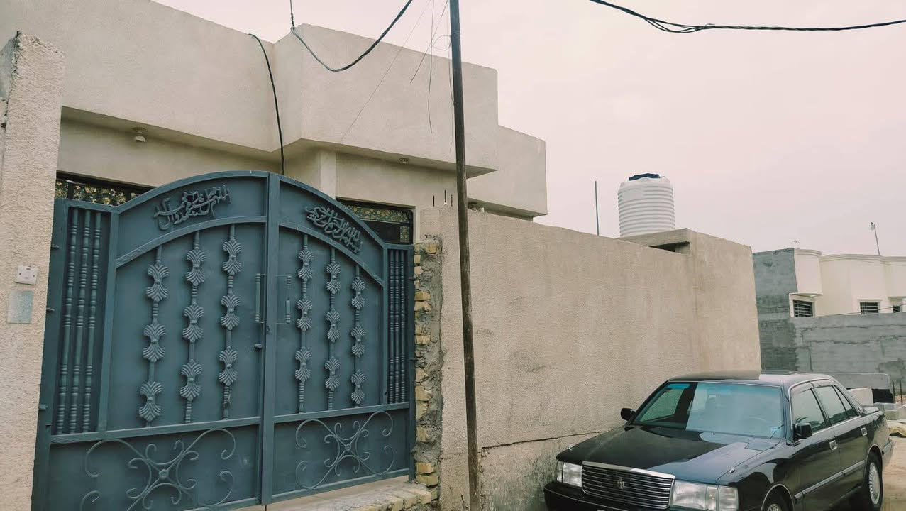 بيت مساحته 200متر ومساحة البناء 173متر
طابو زراعي سهم عراقي وكالة وبيها نسخة من المحكمة ..يبعد كيلو متر عن الشارع الرئيسي 
يحتوي على غرفتين منام وصالة كبيرة واستقبال 
وحمام ومطبخ وتواليت داخلي وخارجي وكراج 
المنطقة تتوفر فيها كافة الخدمات 
منطقة ابو الخصيب/ابو الجوزي 
السعر 90 مليون وقابل للتفاوض 
للاستفسار *********** *********** 
@
