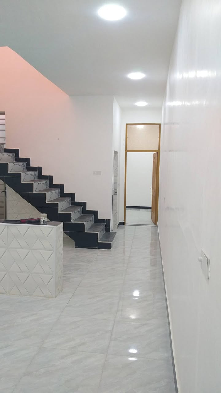 السلام عليكم مشتملات عدد ٢ طبك للبيع غير مسكون البناء حديث درجة اولى يقعن على شارع 20م في الكوت منطقة حي الحكيم نزلة بيت خليفة او نزلة التمايمة مقابيل الساحة مساحة كل مشتمل 100م البناء طابوق درجة اولى والسقف صب مسلح والارضية والجدران سيراميك ويتكون كل مشتمل من غرفة وصالة ومطبخ واستقبال وصحيات داخلية وخارجية ومتوفرة كافة الخدمات ومرقم من قبل البلدية وسعر كل مشتمل 45 وبي مجال الاستفسار الاتصال على هذا الرقم ***********
