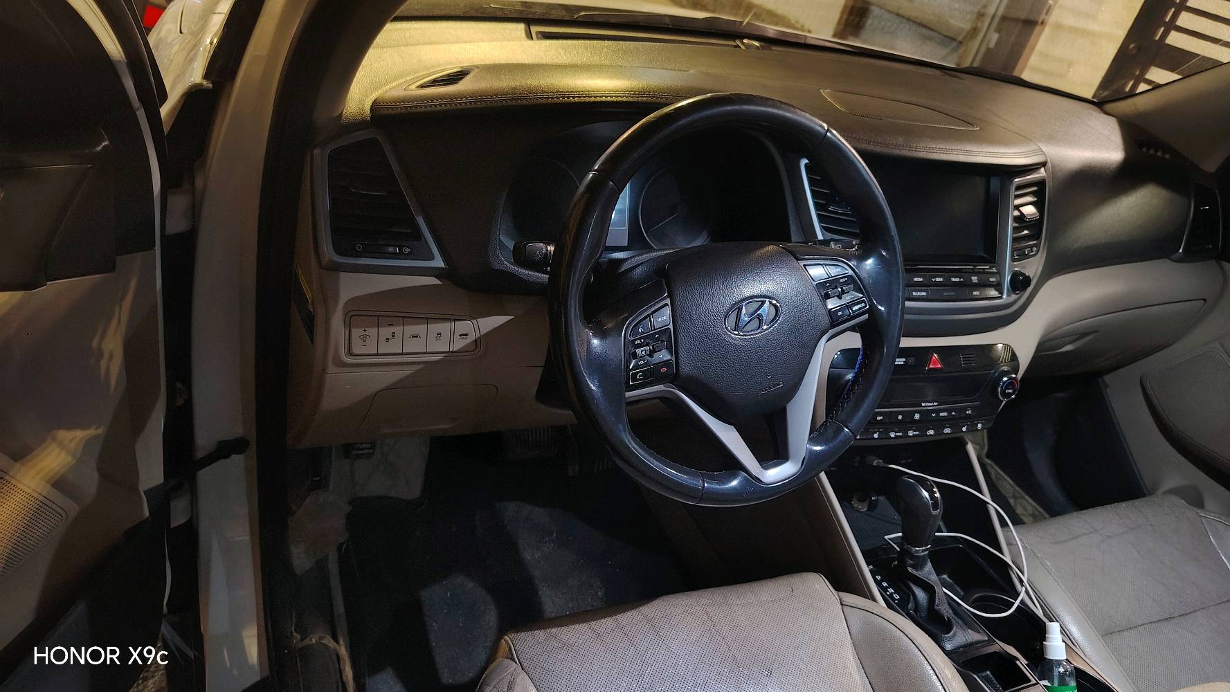 توكسان ٢٠١٧ وارد امريكي كامل مواصفات محرك ١٦٠٠ تيربو رقم بغداد ضررها جاملغ صفحة السايق بارد وصبغ بنيد ماشي ٧٧ الف فول مواصفات سيارة حلوة للاستفسار الاتصال على الرقم المثبت بالمشور 