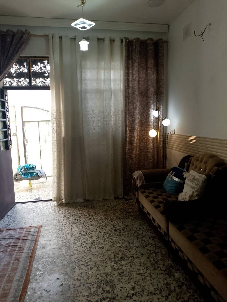 السلام عليكم بيت للبيع ٧٢وبي مجال مساحه ٨١متر كامل بناء جديد بغداد الحسينيه منطقة الثلاثينات مقابل جامع الشهيد رائد قرب مدرسة احمد راضي للتواصل ***********
