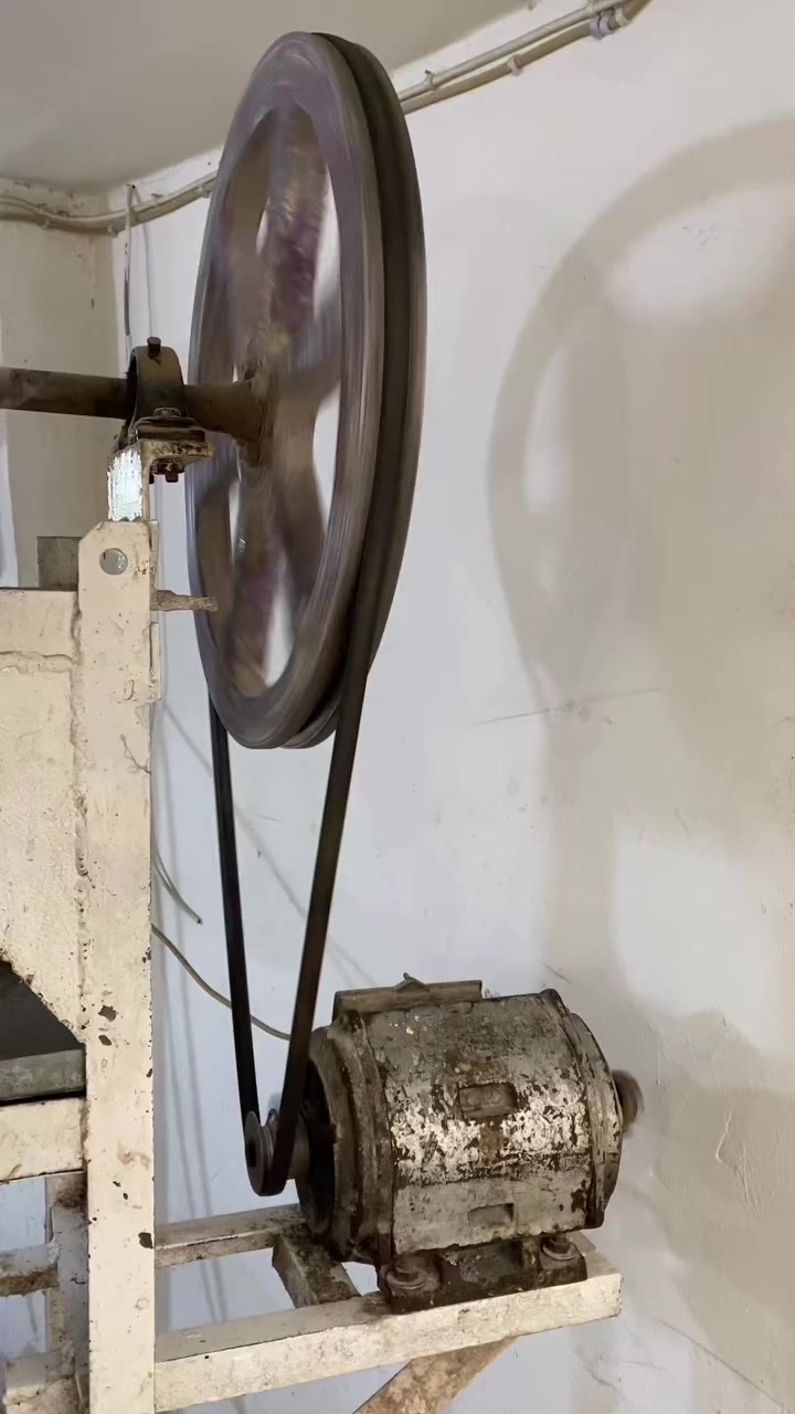 سلام عليكم  للبيع ماكنة حلقوم مستعمل سعتها من ٤٠ إلى ٥٠ كيلو غرام شكر .بسعر مناسب جدا. كركوك موبايل [***********]
