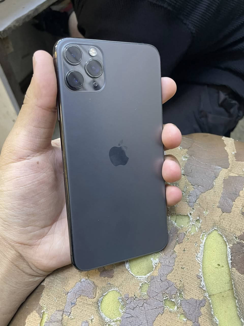سلام عليكم للبيع 11pro max لون اسود ذاكرتة ٢٥٦ مبدل فقط شاشة واصلية تفصيخ  حتة الفيس ايدي شغال الجهاز كلة شغال بطاريتة ٨٨ سعرة 325 وبي مجال قليل مكاني زعفرانية متوفر توصيل ***********
