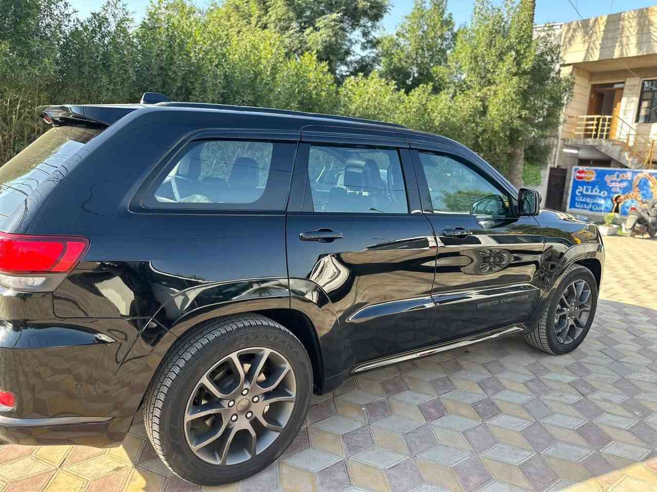 السلام عليكم
جيب كراند شيروكي 
فئة
‏  Jeep High Altitude overland 
فئة مواصفات سومت summit
يعني اعلى فئة بالجيب
اعلى مواصفات من الX وال S والاوفرلاند العادي
رقم بغداد بالاسمي مشروع وطني التاجيات

وارد امريكي حادثها تخريب كسر البنوراما فقط 
يعني السيارة (( كلين . كلين )) بدون صبغ بدون تعديل من الدعامية للدعامية  

وياها السونار مالتها مرفق بالمنشور

السيارة عليها برمجة مراوح
فتح فصلة 
برمجة سكليتر يعندي دوس براحتك
برمجة الاوكتان يعني حتى بانزين عادي فوللها
برمجة كير 
جميع اجزاء السيارة الداخلية والخارجية جديدة

الموديل : 2021
المحرك : V6.  3.6L .

فول مواصفات 1/1
* المواصفات :

1*جكات رفع مستوى السيارة
2* سقف بنوراما. 
3* رادار امامي.
4* تحديد مسار.
5* نقطة عمياء .
6* فرش المقاعد من الجلد . 
7* المقاعد الأمامية كهربائية .
8* ذاكرة لحفظ وضعيات الجلوس . 
9* المقاعد الأمامية مع تدفئة و تبريد و الخلفية تدفئة . 
10* ويل قياس 21 انج اسود  .
11* تدفئة ستيرن . 
12* شاشه 8.4 انج . كار بلي 
13* نظام الملاحة (GPS) . 
14* مصابيح امامية زنون . 
15* المصابيح الأمامية مع LED لايت . 
16* كشافات الضباب زنون . 
17* تشغيل عن بعد .
18* صندوق كهربائي .
19*  حساسات خلفية و امامية .
20* كاميرا خلفية .
21* مرايا بخاصية التعتيم الذاتي يمكن التحكم بها .
22* مرايا جانبية قابلة للطي كهربائيا .  
23* نظام بريك اوتماتيكي
ااسيارة جديدة كلش ريحة الشركة بيها طبعا الامريكي ميتقارن بالخليجي من حيث المتانة والامان وراح ارفق صورها مال امريكا
 
 
السعر ٣٨٥ $ ورقه  
 
الهاتف والوتساب:***********
بغداد
