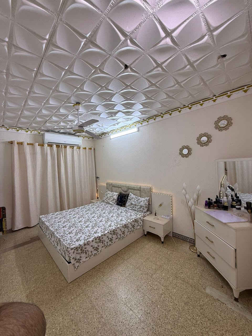 شقه للبيع في مجمع السجاد (العزاب سابقا) 
ط ٢ تحتوي علي ٢ غرف نوم 
بلكونه طويله خلف محلات بيت شنيتر السعر ٢٦ وبيهه مجال 
للستفسار الاتصال على الرقم 
‏‪***********‬‏
