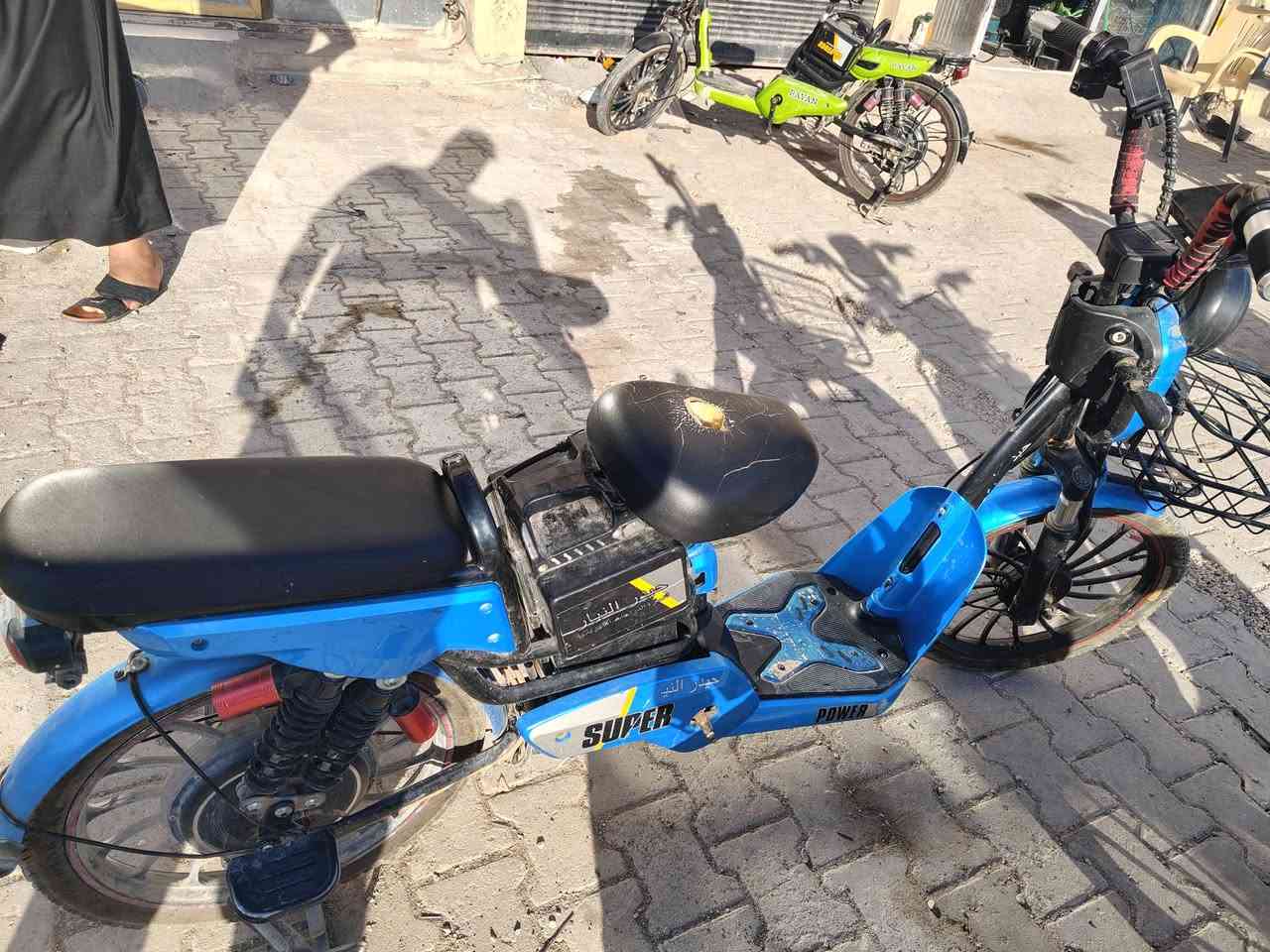 بايسكل شحن اربعه بطاريات بطاريه الولي  
نظيف وبيه ضمان بطاريات كلهن يقرن 12
وعقل اصلي وملف اصلي 
السعر 175 وبيه مجال 
التواصل /***********
