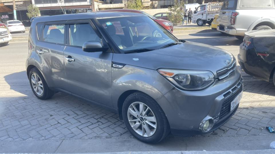 كيا صول موديل 2015 
حادثها بالبنيد بدون ايربالك وبارد بين الباب والجاملغ اليمنة على كد شبر 
مواصفاتها معروفة 
وتحتاج بس اعادة صبغ للبنيد 
سيارة مرتبة وكير ومكينة مكفولات 
السعر 107$ وبيها مجال 
عنواني بغداد - اليرموك 
***********
