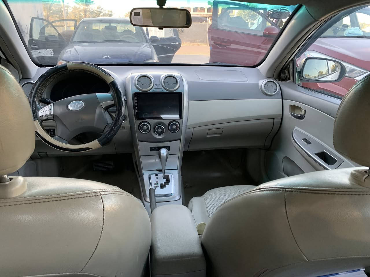 السلام عليكم للبيع بي واي دي٢٠١٣ رقم كربلاء انكليزي الجديد سياره جاهزه مابيه اي نقص كير مكينه صدر أمامي خلفي تخم تاير تبريد ثلج تدفئه كشنات جلد بلاد كير اوتو مكينه ١٨٠٠ داخل نظيف جدا سياره كلش نظيفه فتحه كهرباء شاشه وكامره اشاير بلمري 
مكان بابل 
السعر :  58 وبيه مجال
رقم الهاتف :  ***********
