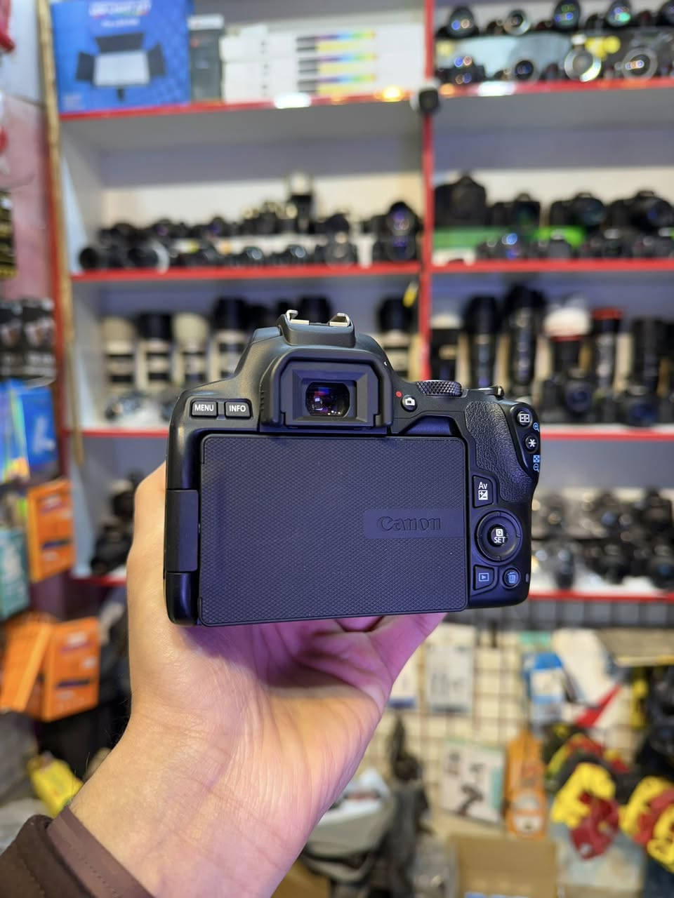 كانون 250D 
• 📸 صور جيدة بدقة عالية💯
 • 🎥 فيديو 4K
 • 📱 شاشة لمس وواي-فاي
 • 📷 نظام تركيز سريع 
� إعدادات حساسية الضوء
 • ISO من 100 إلى 25,600 قابلة للتمديد حتى 51200 (جيد في الضوء الخافت)  
� الاتصال
 • 📶 Wi-Fi و Bluetooth لنقل الصور والتحكم عن بُعد عبر الهاتف  
🔷 السعر ٦٠٠ الف
مع هدايا🎁🎁 حقيبة+ رام 64GB 
وتوصيل مجاني جميع محافظات العراق 🚗
واتساب ***********✅
